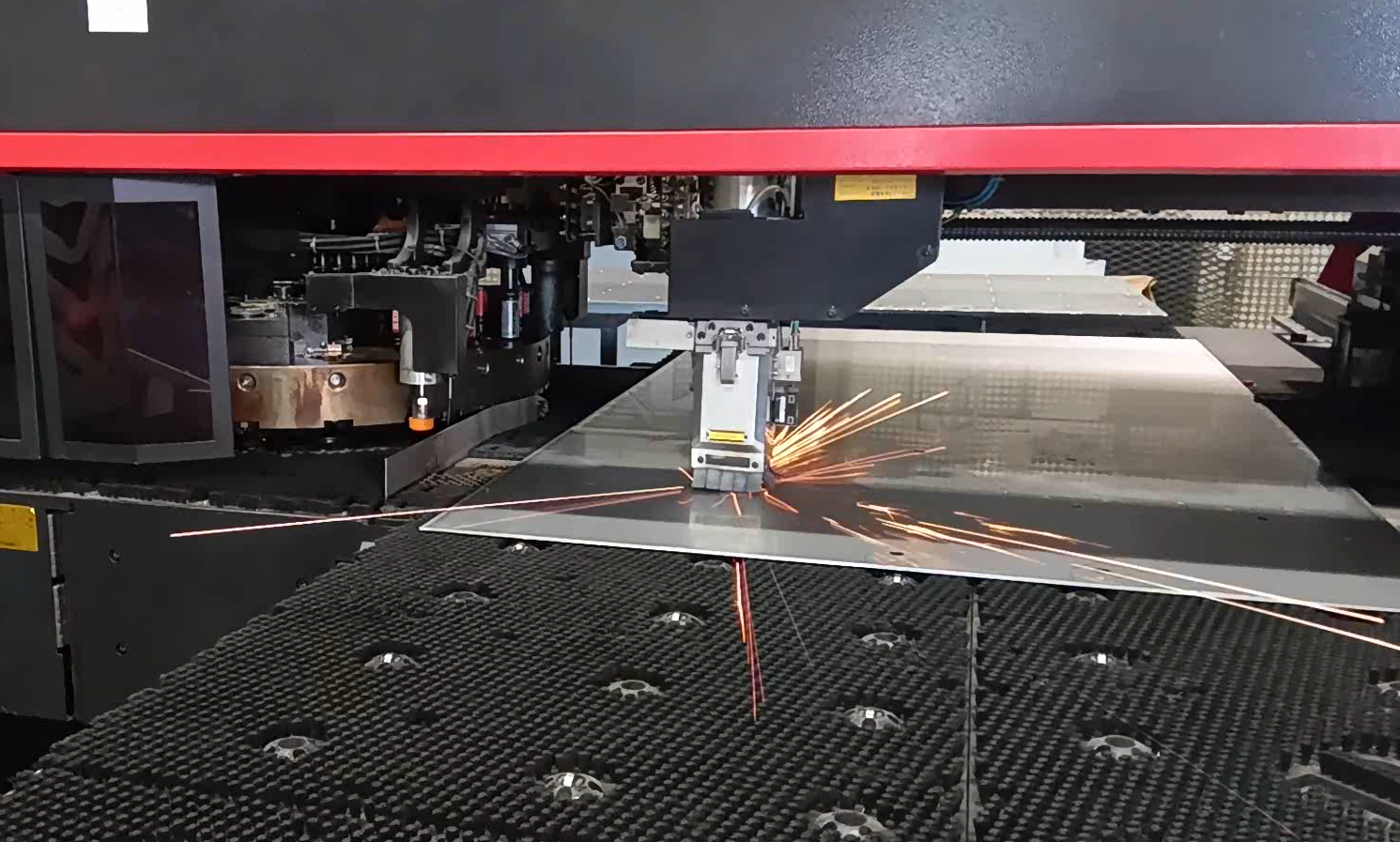 板金加工紹介画像